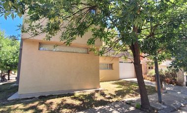 Casa en  Alquiler 3 dorm,3 baños,cochera doble,jardin -Altos de Manantiales-