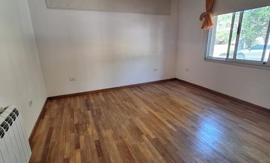 Casa en  Alquiler 3 dorm,3 baños,cochera doble,jardin -Altos de Manantiales-