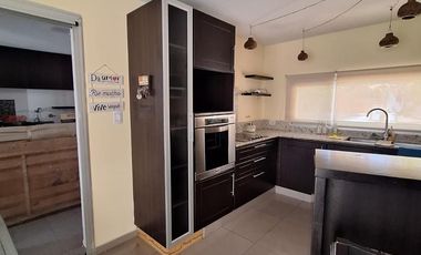 Casa en  Alquiler 3 dorm,3 baños,cochera doble,jardin -Altos de Manantiales-