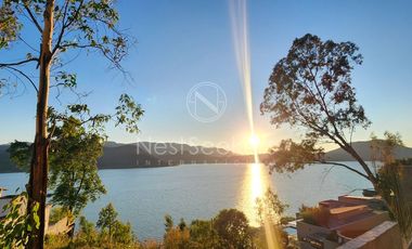 CASA EN VENTA CON VISTA AL LAGO EN VALLE DE BRAVO