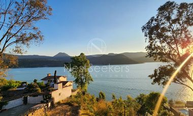CASA EN VENTA CON VISTA AL LAGO EN VALLE DE BRAVO
