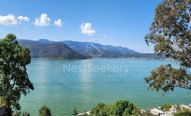 CASA EN VENTA CON VISTA AL LAGO EN VALLE DE BRAVO