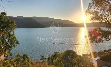 EXCLUSIVA CASA CON VISTA AL LAGO EN VENTA EN VALLE DE BRAVO