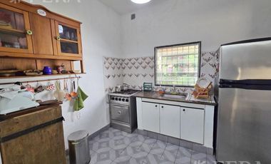 Venta casa 3 ambientes con cochera y piscina en Quilmes Oeste