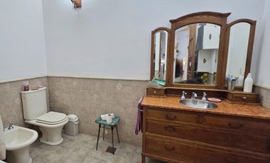Venta casa 3 ambientes con cochera y piscina en Quilmes Oeste