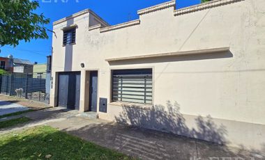 Venta casa 3 ambientes con cochera y piscina en Quilmes Oeste