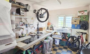 Venta casa 3 ambientes con cochera y piscina en Quilmes Oeste
