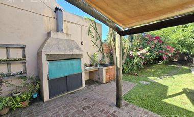 Venta casa 3 ambientes con cochera y piscina en Quilmes Oeste