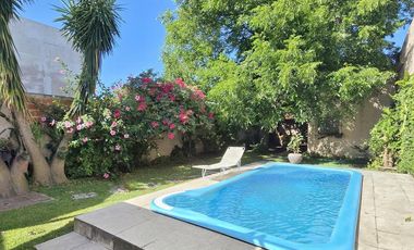 Venta casa 3 ambientes con cochera y piscina en Quilmes Oeste