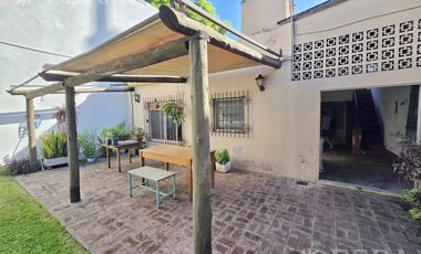 Venta casa 3 ambientes con cochera y piscina en Quilmes Oeste