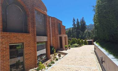 Impresionante Casa En Venta: Comodidad, Seguridad y Estilo