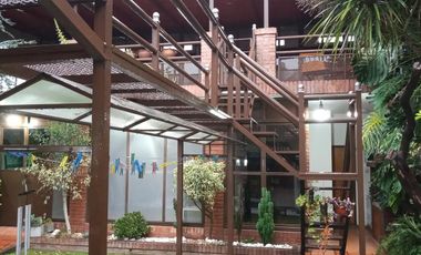 HERMOSO CHALET. Bº LOS CEDROS