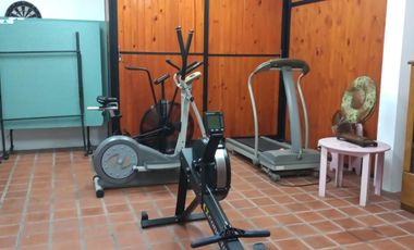 HERMOSO CHALET. Bº LOS CEDROS