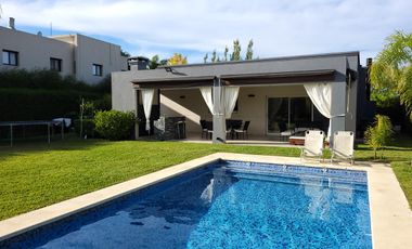 San Agustín -  impecable casa de 5 ambientes con pileta