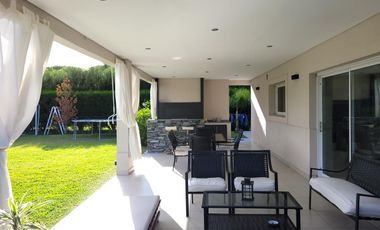 San Agustín -  impecable casa de 5 ambientes con pileta