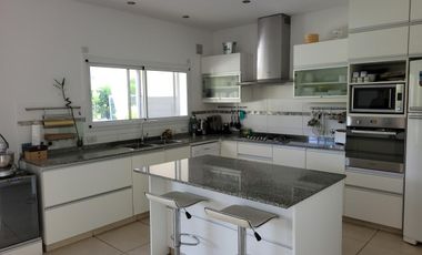 San Agustín -  impecable casa de 5 ambientes con pileta