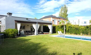 San Agustín -  impecable casa de 5 ambientes con pileta