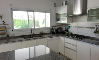 San Agustín -  impecable casa de 5 ambientes con pileta