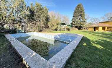 Gran terreno con casa y piscina en Pueblo Esther