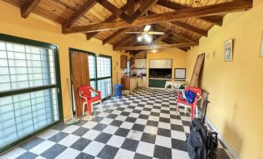 Gran terreno con casa y piscina en Pueblo Esther