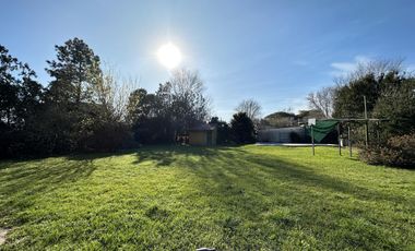 Gran terreno con casa y piscina en Pueblo Esther