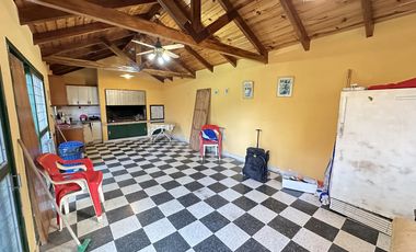 Gran terreno con casa y piscina en Pueblo Esther