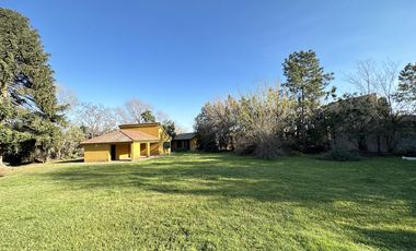 Gran terreno con casa y piscina en Pueblo Esther