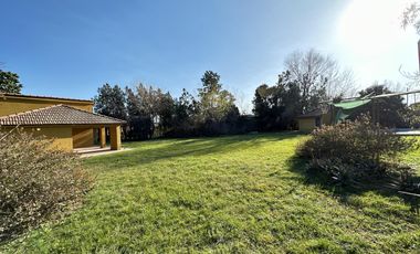 Gran terreno con casa y piscina en Pueblo Esther