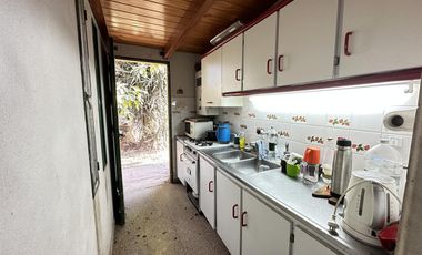 Gran terreno con casa y piscina en Pueblo Esther