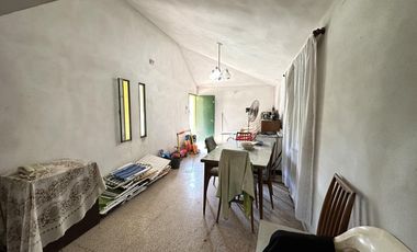 Gran terreno con casa y piscina en Pueblo Esther