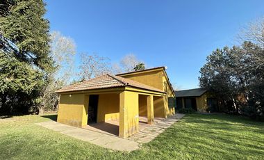 Gran terreno con casa y piscina en Pueblo Esther