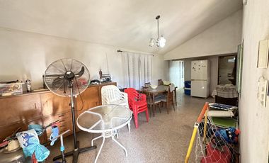 Gran terreno con casa y piscina en Pueblo Esther