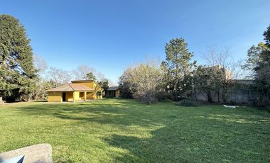 Gran terreno con casa y piscina en Pueblo Esther