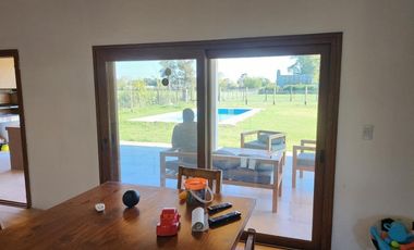 Casa en venta - 3 Dormitorios 1 Baño - 1118Mts2 - Florencio Varela