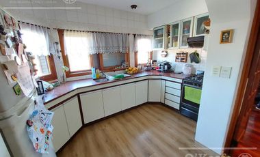 Casa de 6 ambientes en venta - Barrio Parque Bernal