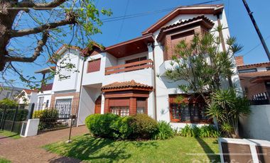 Casa de 6 ambientes en venta - Barrio Parque Bernal