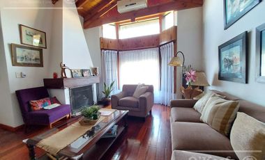 Casa de 6 ambientes en venta - Barrio Parque Bernal