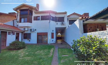 Casa de 6 ambientes en venta - Barrio Parque Bernal