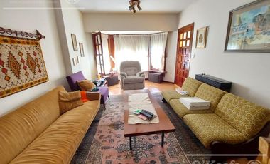 Casa de 6 ambientes en venta - Barrio Parque Bernal