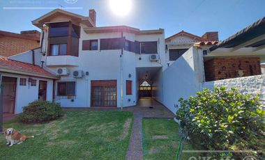 Casa de 6 ambientes en venta - Barrio Parque Bernal