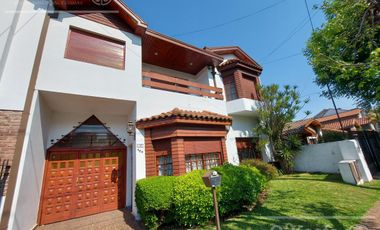 Casa de 6 ambientes en venta - Barrio Parque Bernal