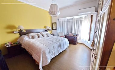 Casa de 6 ambientes en venta - Barrio Parque Bernal
