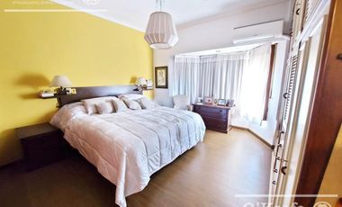 Casa de 6 ambientes en venta - Barrio Parque Bernal