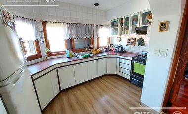 Casa de 6 ambientes en venta - Barrio Parque Bernal