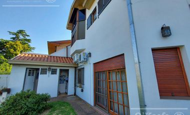 Casa de 6 ambientes en venta - Barrio Parque Bernal