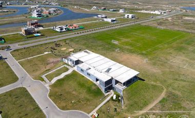 Lote perimetral en venta de 604 m2, ubicado en Villalobos Hudson Pueblos del Plata