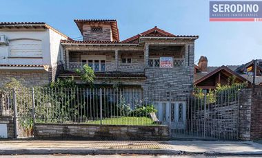 Chalet 6 ambientes con parque