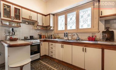 Chalet 6 ambientes con parque