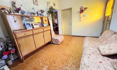 Venta casa 3 ambientes con cochera y patio en Wilde