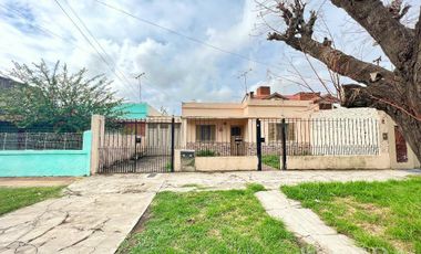 Venta casa 3 ambientes con cochera y patio en Wilde